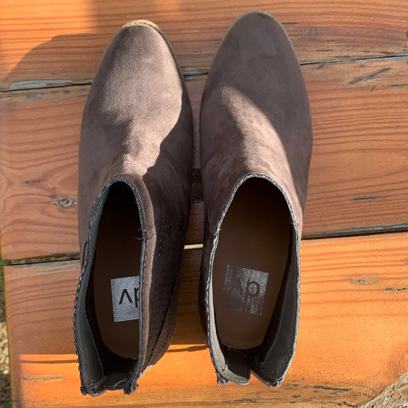 Women’s Brown dv (Target) Ankle booties size 7.5 - Picture 2 of 11